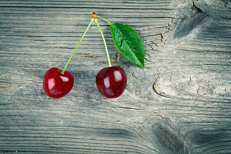甜樱桃 以木制背景绿色甜点红色木头宏观叶子植物食物水果图片