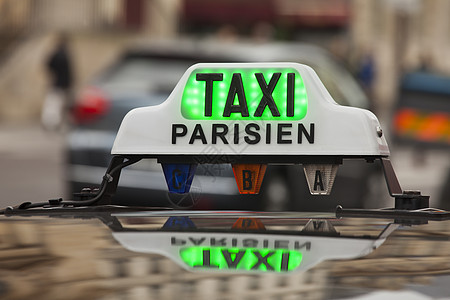 巴黎的出租车在一辆汽车上签名图片