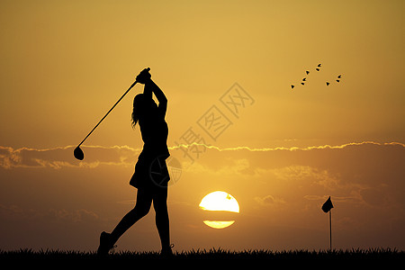 妇女打高尔夫日落女士旗帜娱乐俱乐部竞赛闲暇乐趣比赛高尔夫球图片
