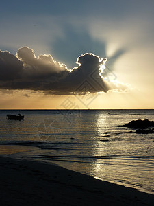 印度洋的日落热带海洋晴天情调天空地平线太阳假期异国反射图片