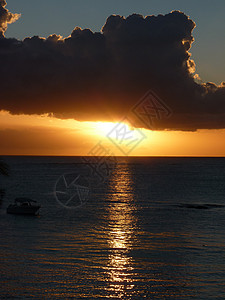 印度洋的日落晴天地平线支撑太阳情调天空反射异国假期海洋图片