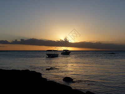 印度洋的日落热带情调天空异国太阳晴天海洋反射假期地平线图片