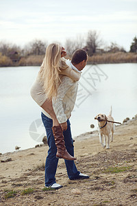 配有狗的夫妇女士公园朋友们友谊男人快乐场景微笑闲暇训练图片