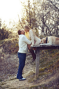 配有狗的夫妇男性家庭幸福泊位男人日落森林闲暇宠物猎犬图片