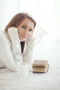女童阅读书时间毯子女孩闲暇空闲地毯卧室咖啡羊毛情绪图片