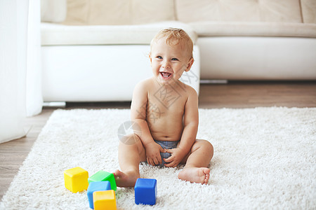 家里的托德勒乐趣婴儿房子专注男生活动闲暇教育砖块地毯图片