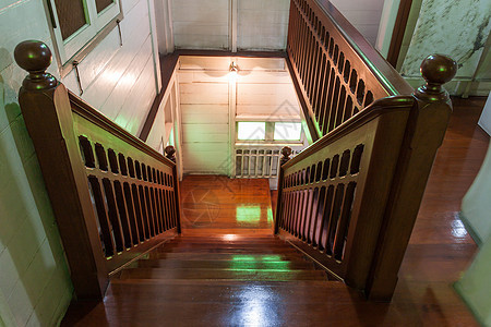 古老的木制楼层木头地面家具建筑学白色房子棕色梯子图片