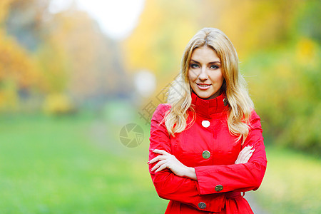 秋天公园的女人金发公园女士女性红色黄色快乐树叶森林外套图片