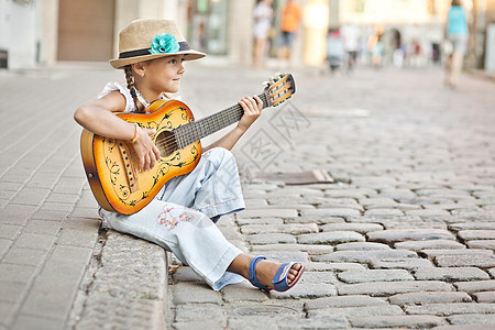 女孩在街上弹吉他艺术音乐家艺术家孩子孤独场景婴儿乐器青年吉他图片