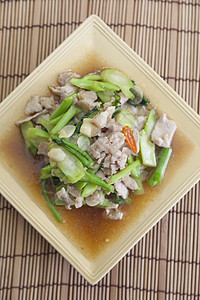 配植物油的炒猪肉盘子洋葱烹饪食物白色蔬菜油炸美食胡椒搅拌图片
