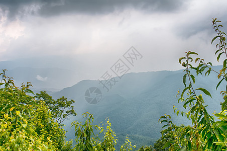 斯摩基山脉的山脊 横跨了山谷射线差距公园旅行摄影天空太阳图层艺术森林图片