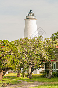 乌克拉库克灯塔和守护者在奥克拉库克岛的住宅树木房子石工灯塔海岸助航历史性设备焦糖导航图片