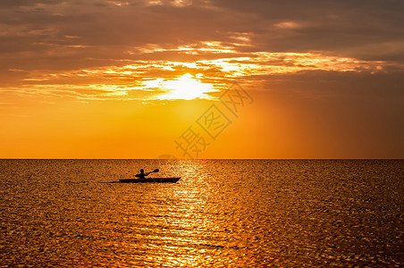 珠海金湾海滩的日落橙子天气晴天天空海岸线天际海浪地平线气候皮艇背景