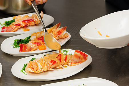 盘子上装饰煮熟龙虾职业沙拉小龙虾美食海鲜海草甲壳午餐海藻桌子图片