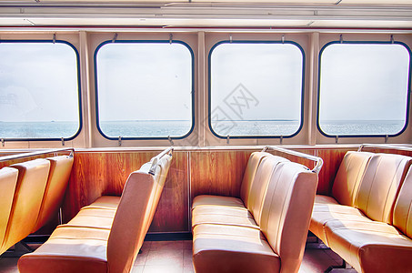 游轮船舱和一排向窗外看的座位旅游货运游客地毯海洋游泳旅行蓝色甲板指导图片
