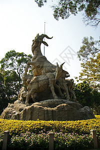 中国广州市五座山羊雕像童话石头天空旅行地标历史性雕塑历史故事蓝色图片