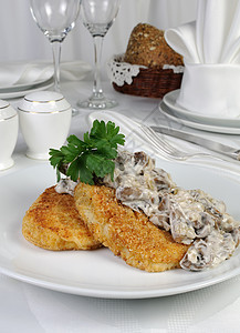 含有蘑菇的土豆粉Zrazy午餐香菜奶油烹饪面包屑肉汁油炸土豆小吃早餐背景图片