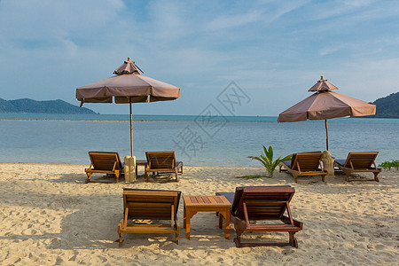 沙椅和雨伞旅游水平假期海滩太阳椅海岸海洋椅子阳光目的地图片