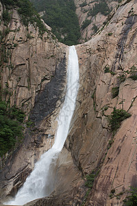 仓永水瀑松树瀑布天空石头森林岩石图片