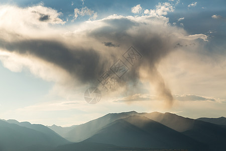 科罗拉多山脉上不寻常的云云雨水雷雨风景天空薄雾气象戏剧性黄色农村顶峰图片