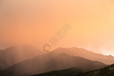 科罗拉多山脉上不寻常的云云风暴山脉天空日落农村戏剧性阳光雷雨薄雾爬坡图片