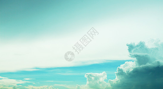 蓝色的天空和美丽的乌云图片