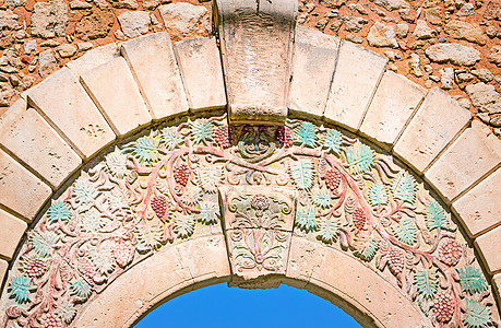 雷蒂姆诺市旧城古城门的碎裂艺术石头装潢珠宝城市遗产历史入口天空建筑学背景图片