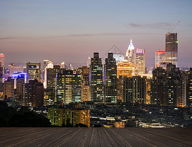 市之夜建筑天空木头摩天大楼公寓建筑学木板木材地面天际图片