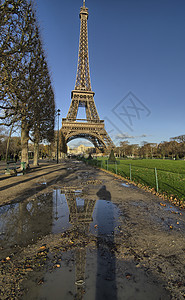 Eiffel铁塔和法国巴黎的著名的里程碑公园火星地标场地纪念碑人群场景假期建筑蓝色图片