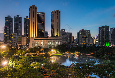 晚上在市区的曼谷市中心办公室阴影高楼城市摩天大楼建筑天空旅游公寓景观图片