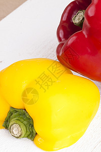 白背景上的红和黄胡椒维生素蔬菜生产营养芳香食物沙拉辣椒黄色农业图片