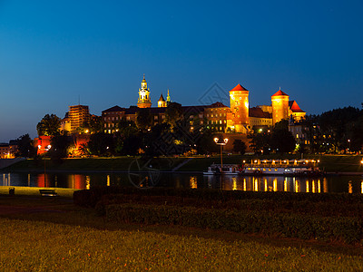 黄昏时的Wawel城堡纪念碑建筑学抛光历史性夜景反射历史照明大教堂建筑图片