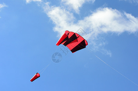 红色和黑红大风筝背景图片