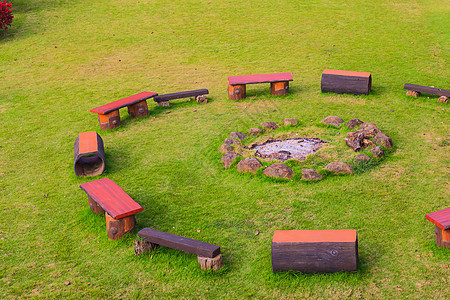 在营火周围扎营椅石头活力家庭闲暇旅游篝火风景壁炉团体野餐图片