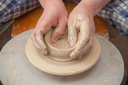 陶匠的手手工艺术作坊专注工作杯子女士陶瓷陶器血管图片
