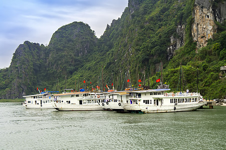 东极东丁洞穴岛的码头背景