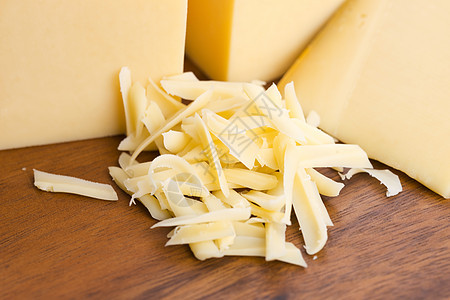 奶酪三角形木头熟食产品桌子烹饪木板饮食芝士厨房图片