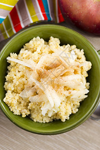 加苹果和肉桂的甜小米粥片稀饭黄色食物南瓜粮食服务谷物蜂蜜早餐勺子图片