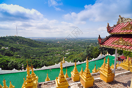 曼德勒山是缅甸的主要朝圣地图片