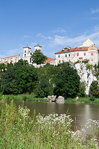 波兰Tyniec的本尼迪丁修道院城堡宗教纪念碑建筑地标历史避难所爬坡天空石头图片