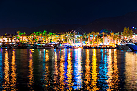 地中海海岸的夜夜旅游城镇游客图片