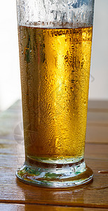 啤酒杯黄色啤酒食物玻璃酒精灯光酒吧波纹泡沫气体图片