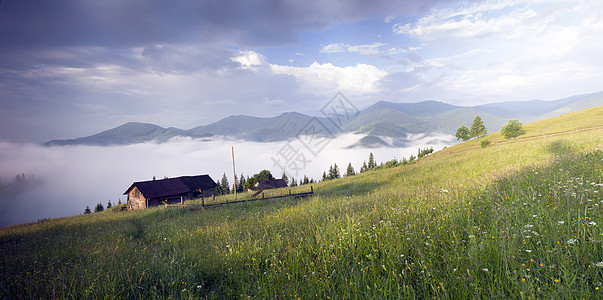 山高地貌喀尔巴阡山 乌克兰森林农业房子场地地平线蓝色天空草地薄雾国家图片