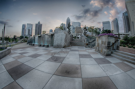 2014 年 8 月 29 日 北卡罗来纳州夏洛特  ni 的夏洛特天际线景观旅行中心喷泉街道商业蓝色建筑场景银行生长图片