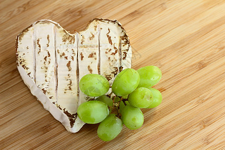 Neufchatel奶酪黄色木头小吃奶油状圆形奶制品棕色美食木板产品图片