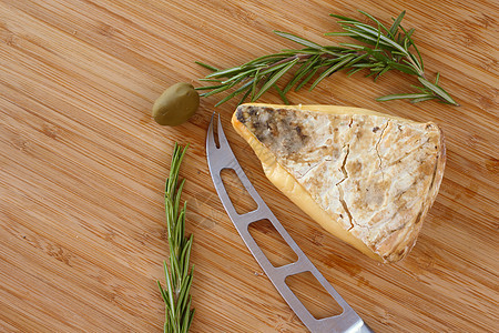 法语奶酪组成成分山羊迷迭香木头食物棕色木板桌子美食熟食黄色图片