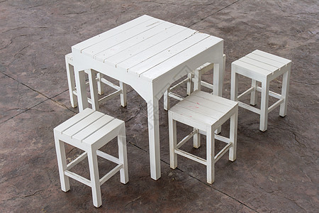 白色木制桌和椅子图片