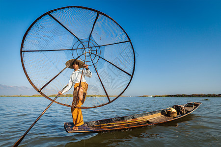 缅甸内尔湖的缅甸渔夫运输平衡单足旅行钓鱼景点运动员船尾传统镶嵌图片