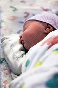 正在睡觉的新生儿婴儿剖腹产孙女团队监护卫生药品救援送货新生分娩图片