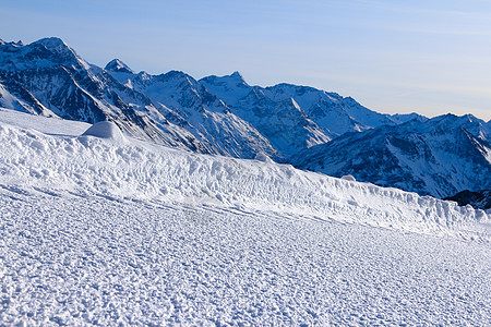 滑雪度假村的斜坡天空季节全景顶峰单板假期滑雪滑雪板高山闲暇图片